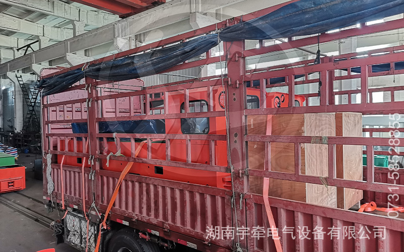 12噸鋰電池電機車裝車發(fā)貨 2.jpg