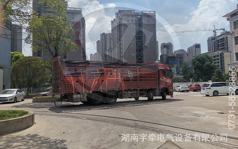 12噸鋰電池電機車裝車發(fā)貨 3.jpg